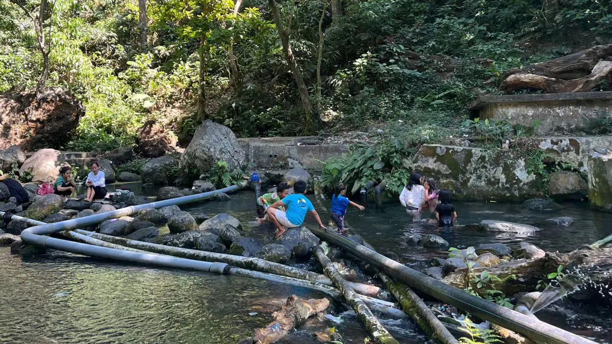 LOANG GALI: Sejumlah wisatawan sedang menikmati aliran sungai wisata alam Loang gali saat cuaca panas.