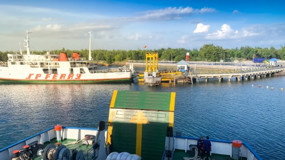 MENUJU SUMBAWA: Sebuah kapal meninggalkan Pelabuhan Kayangan, Kabupaten Lombok Timur. (Lombok Post)