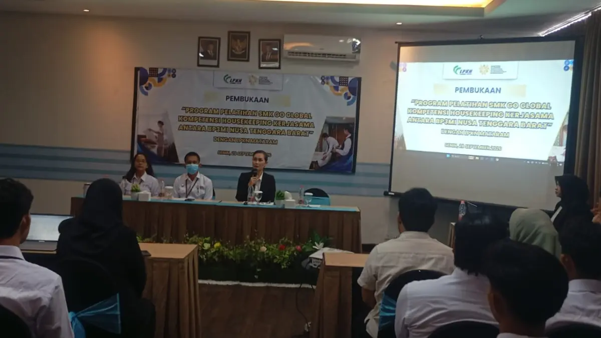 PELATIHAN: Direktur LPKN Training Center Mataram Naktika Sari Dewi (pegang mik) pada pembukaan pelatihan SMK Go Global bidang housekeeping di Idoop Hotel by Prasanthi, Senin (28/9).