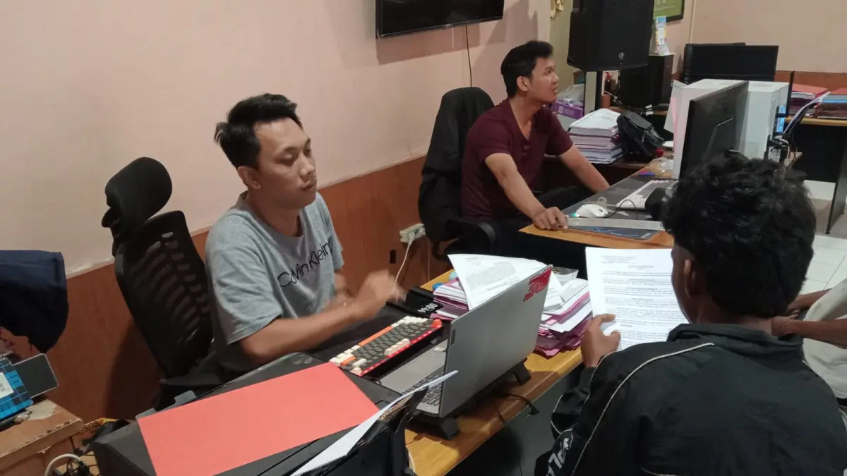 Pembawa senjata tajam inisial AS alias Roni diinterogasi penyidik Satreskrim Polresta Mataram, Minggu (27/9).