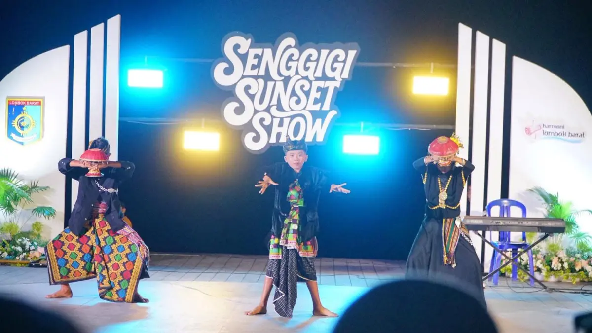 PENGUNJUNG RAMAI: Wisatawan dan masyarakat menikmati rangkaian pertunjukan seni dan hiburan dalam Senggigi Sunset Show Week 4 di Amphitheater Pasar Seni Senggigi, Sabtu (26/9).