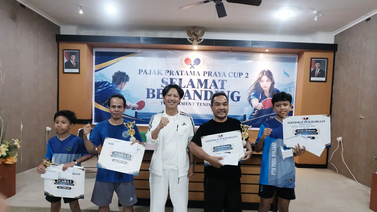 Penyerahan hadiah kepada para juara turnamen tenis meja Pajak Pratama Praya Cup 2.
