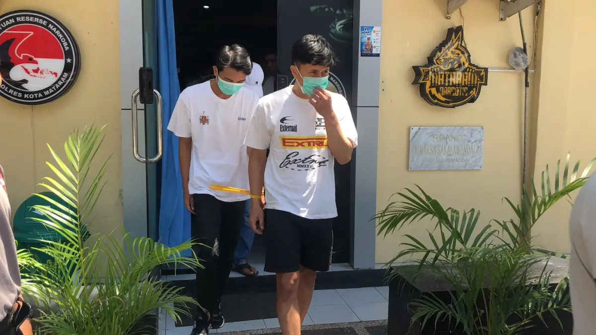 Sejumlah terduga pelaku yang diduga pesta narkoba di tempat hiburan malam diborgol saat diamankan tim Satresnarkoba Polresta Mataram, Kamis (17/9).