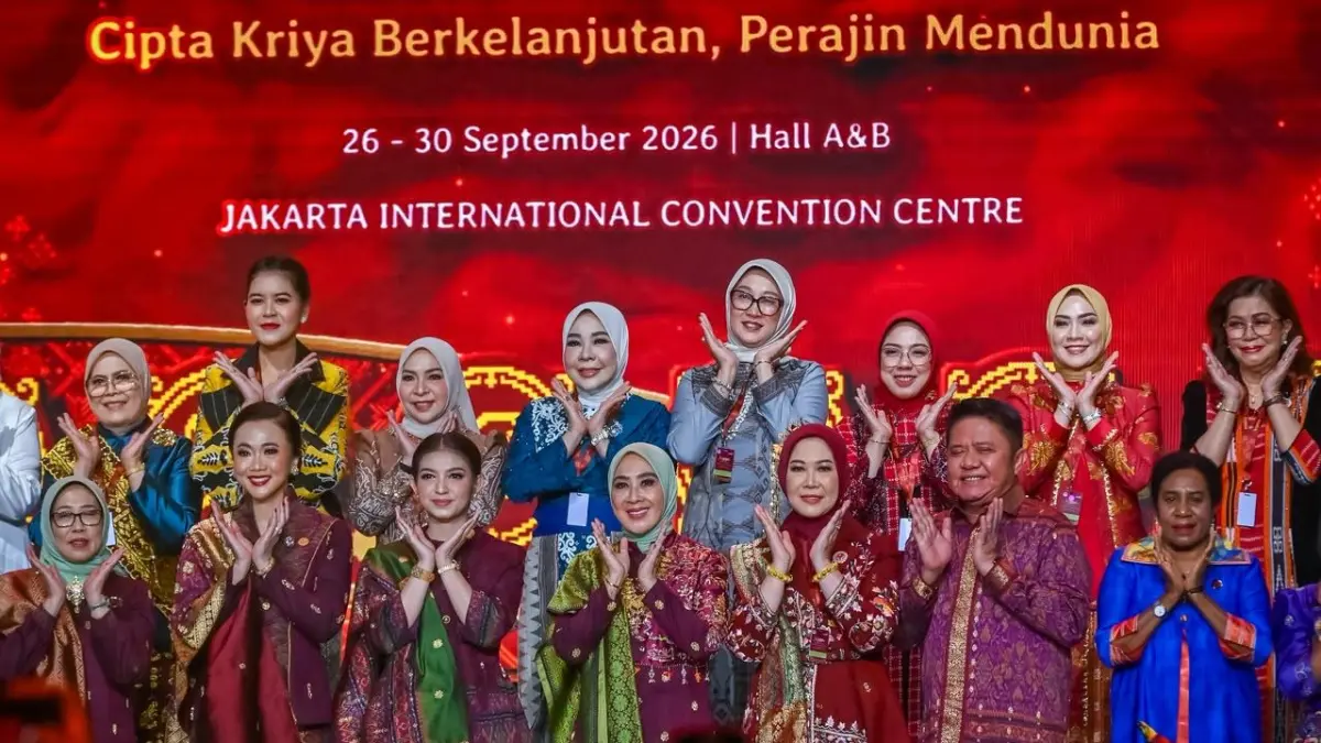 UMA LENGA: Ketua Dekranasda NTB Sinta Agathia didampingi perwakilan Dekranasda kabupaten/kota saat menghadiri pameran Kriyanusa 2026 di JICC, Senayan, Jakarta.