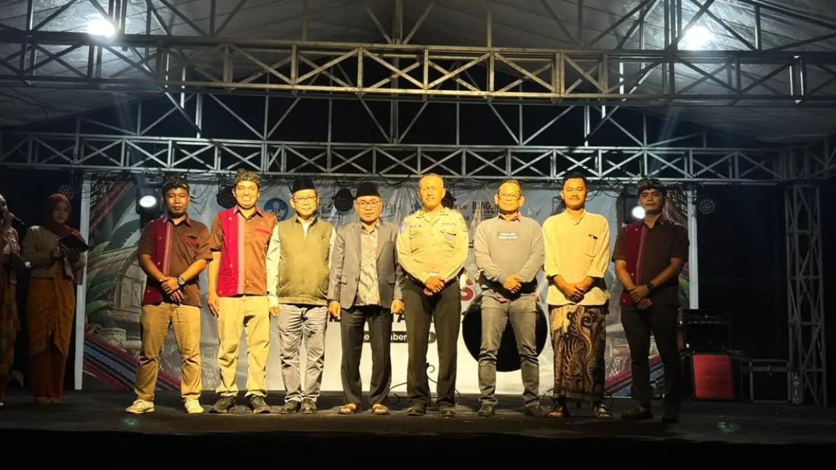 DIMULAI DARI PEMUDA: Sejumlah undangan foto bersama pada malam Apresiasi Sastra Lombok Utara 2026, Minggu malam (27/9).