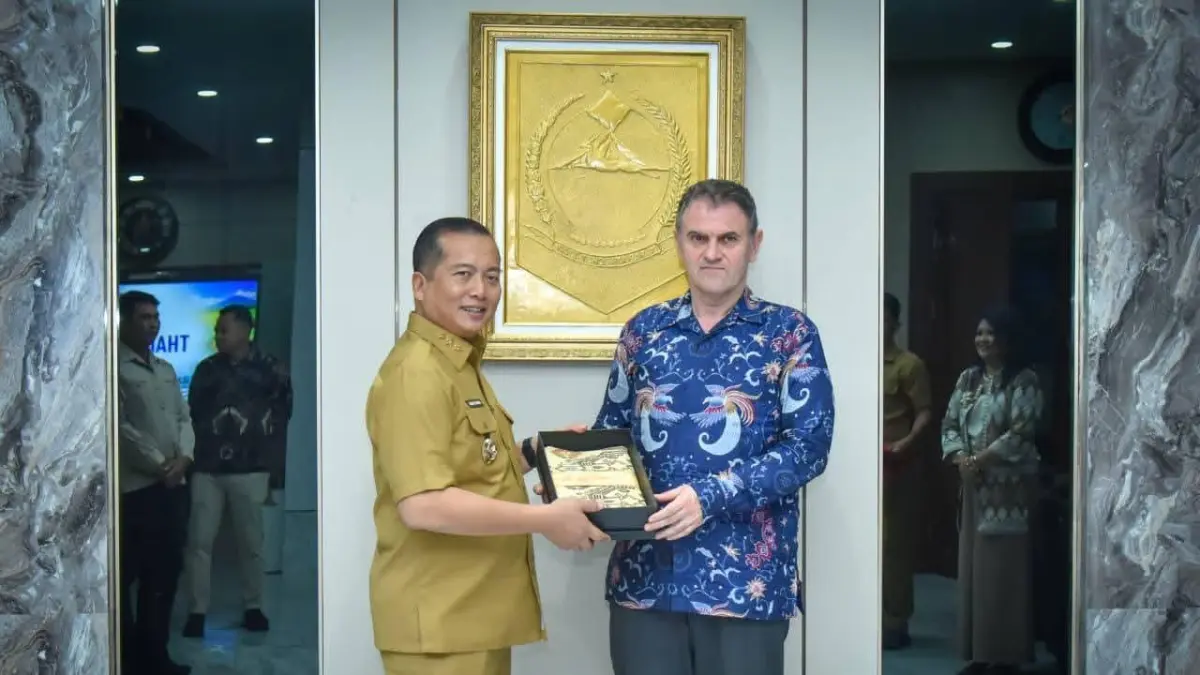 KERJA SAMA: Gubernur NTB Lalu Muhamad Iqbal bersama Duta Besar Rumania untuk Indonesia H.E. Dan Adrian Balanescu saat pertemuan di ruang kerja Gubernur NTB, Senin (28/9).