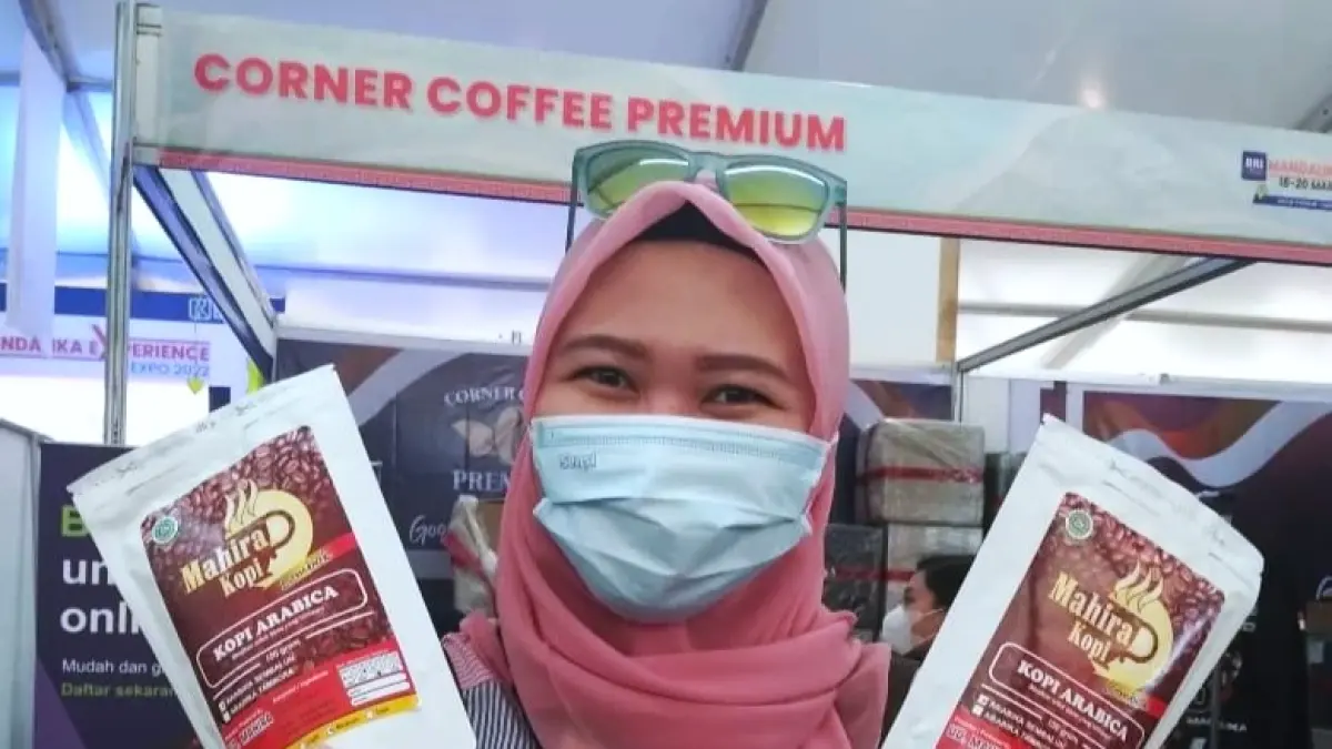 KOPI BERKUALITAS: Konsumen yang membeli produk Mahira Kopi Lombok, beberapa waktu lalu. (IST/LOMBOK POST)