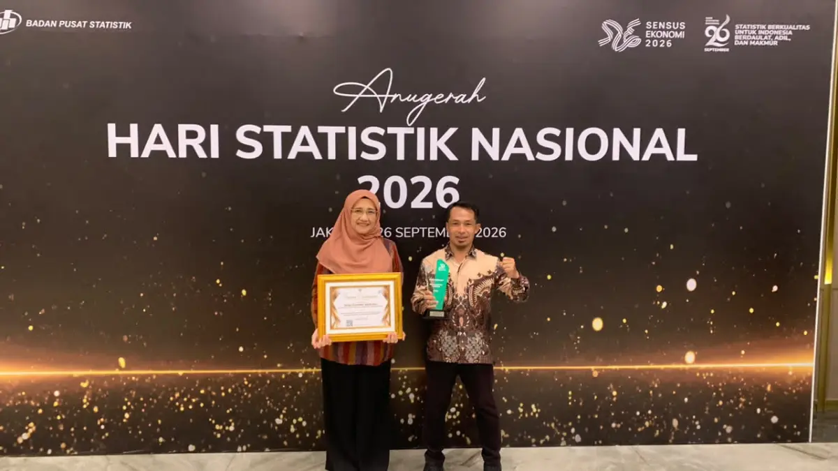 TERIMA: Kepala BPS Lotim Bersama Kepala Desa Rarang Selatan saat menerima penghargaan.