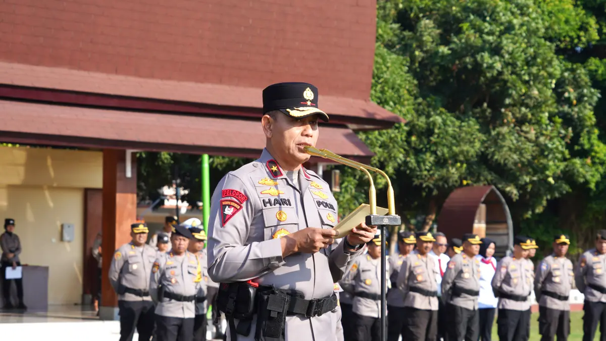 Wakapolda NTB Brigjen Pol. Hari Nugroho memimpin apel pergeseran pasukan di Lapangan Bhara Daksa Polda NTB, Selasa (29/9) pagi.