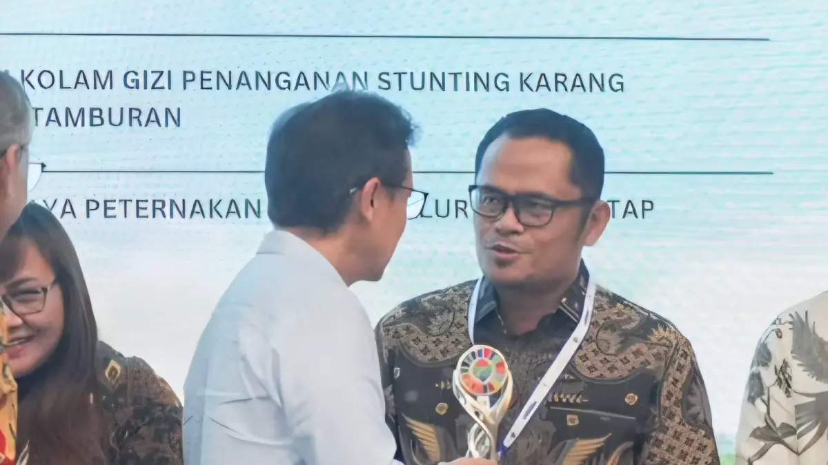 Senior Manager Perizinan, Pertanahan, dan Komunikasi PT PLN (Persero) UIP Nusra Bruly Victor Tarigan, menerima penghargaan Silver Bidang Kesehatan CSR dan PDB Awards 2026 yang diserahkan Menteri Kesehatan Budi Gunadi Sadikin, melalui Program Garuda Air Timur.