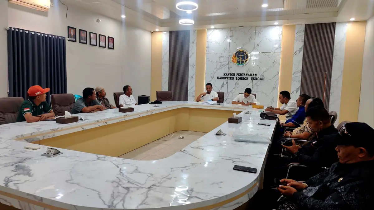 Kepala BPN Lombok Tengah Dick Atmajaya (lima dari kiri) memberikan penjelasan kepada kuasa hukum pelapor atas ketidakhadiran BPN Loteng dalam memenuhi undangan permintaan keterangan dari penyidik Ditreskrimum Polda NTB di aula kantor BPN Loteng, Praya, Selasa (29/9).