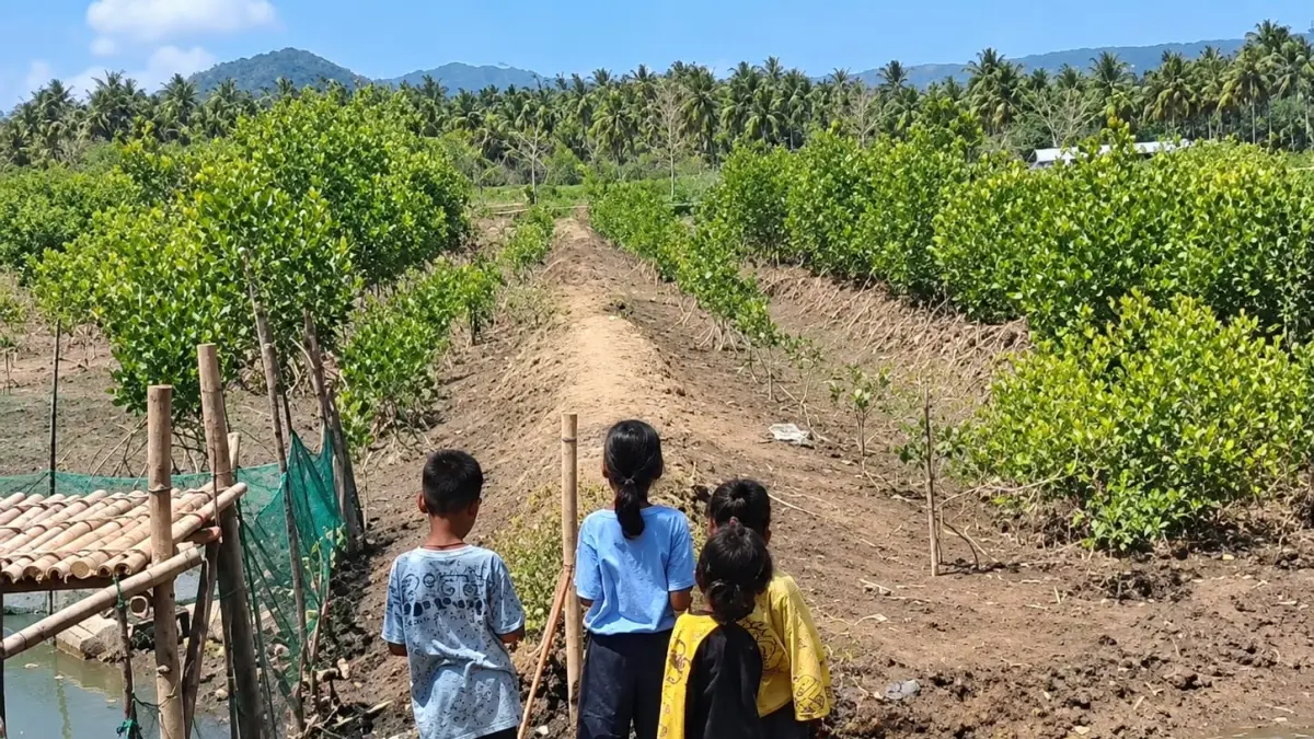 BELAJAR SAMBIL BERMAIN: Beberapa anak yang ada di pesisir sedang bermain sambil belajar di Ekowisata Mangrove Bagek Kembar, pekan lalu. (NURUL/LOMBOK POST)