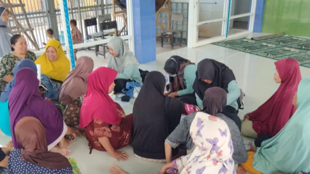 CEK KESEHATAN: Masyarakat Desa Sakra memeriksakan kesehatan mereka setelah didatangi oleh petugas kesehatan.