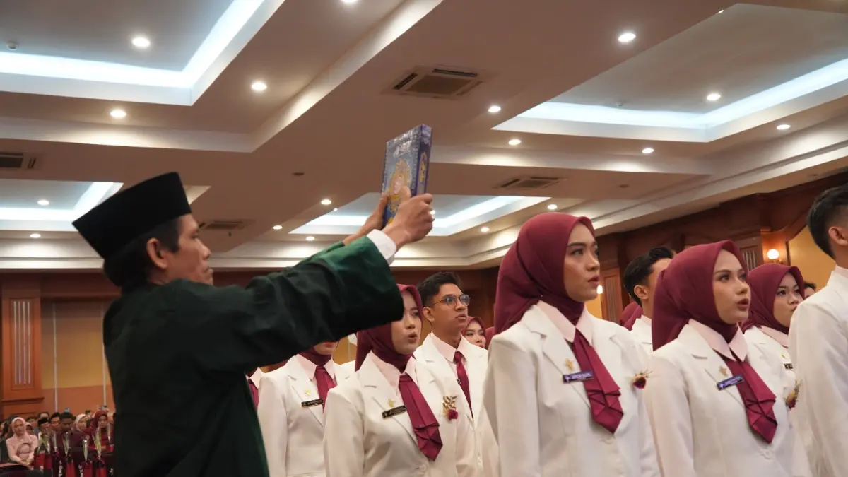 DIAMBIL SUMPAHNYA: Puluhan apoteker baru Unram dilantik dan diambil sumpah profesi di Hotel Lombok Raya, Selasa (29/9).