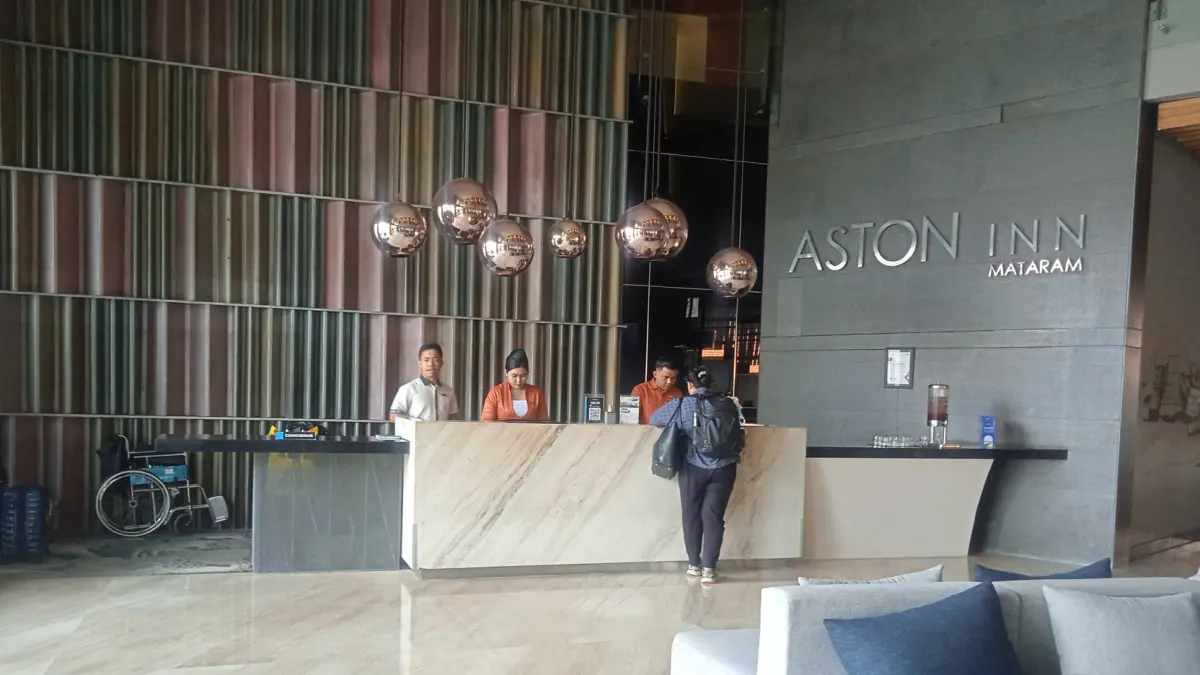 ILUSTRASI: Proses check in tamu di salah satu hotel di Kota Mataram, kemarin. (IVAN/LOMBOK POST)