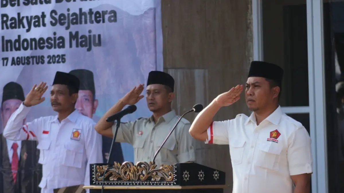 Ketua DPC Partai Gerindra Kota Mataram Abd Rachman memberi hormat pada saat pengibaran bendera merah putih.