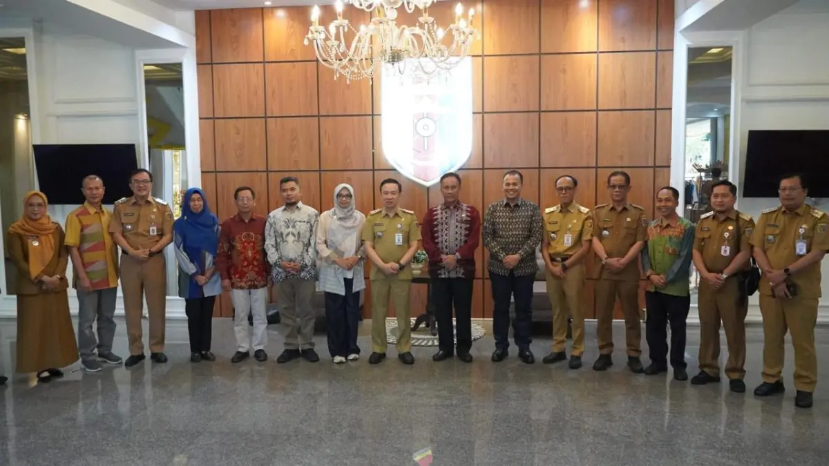 KERJA SAMA: Asisten I Setda NTB Fathul Gani, Kepala Bappeda Bq. Nelly Yuniarti, Kepala Dinas Kominfotik Ahsanul Khalik, Kepala Distapan Mirza Amir Hanzah, Kepala Disperindag Lalu Wiranata, Kepala Disnakeswan Muhammad Riadi, Sekretaris BRIDA Retno, dan Tim Ahli Gubernur dan Sekda Lampung Marindo Kurniawan saat kunjungan di Kantor Gubernur Lampung.