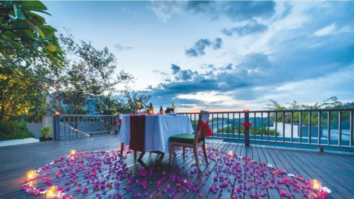 ROMANTIS: inilah salah satu view yang disiapkan di Svarga Resort Lombok bagi tamu yang ingin menikmati paket romantic dinner di bulan Oktober ini. (IST/LOMBOK POST)