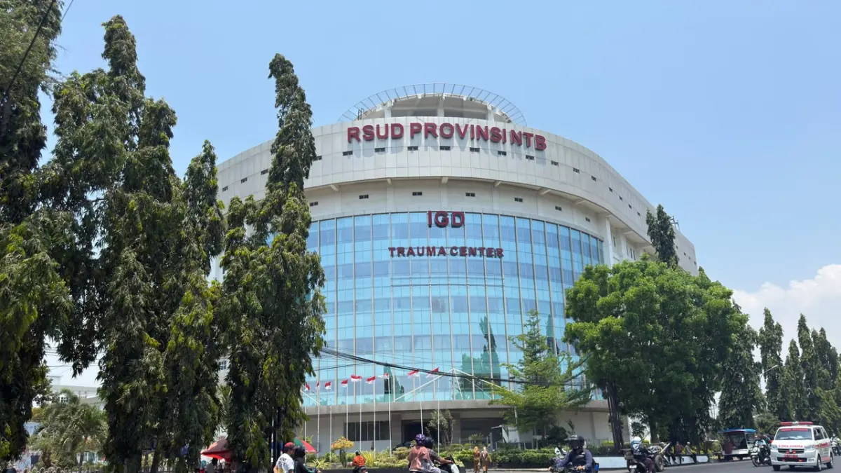 RS RUJUKAN: Sejumlah pengendara melintas di depan gedung Trauma Center, RSUD NTB, Selasa (29/9). (YUYUN/LOMBOK POST)