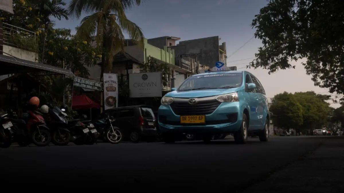 ANTAR PENUMPANG: Salah satu armada Bluebird di jalanan Kota Mataram, Provinsi NTB. (Ivan/LombokPost)