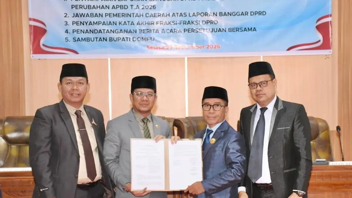 Bupati Dompu Bambang Firdaus (dua kiri) menyerahkan jawaban pemda terkait penetapan APBDP kepada Ketua DPRD Dompu Muttakun, Selasa (29/9).
