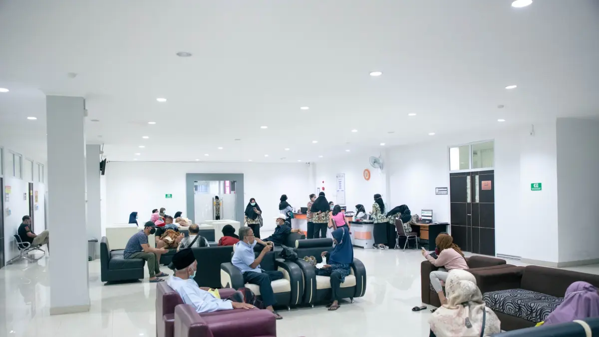 Calon Jamaah Haji saat mengakses layanan kesehatan di ruangan khusus yang disiapkan RSUD H. Moh. Ruslan Kota Mataram.