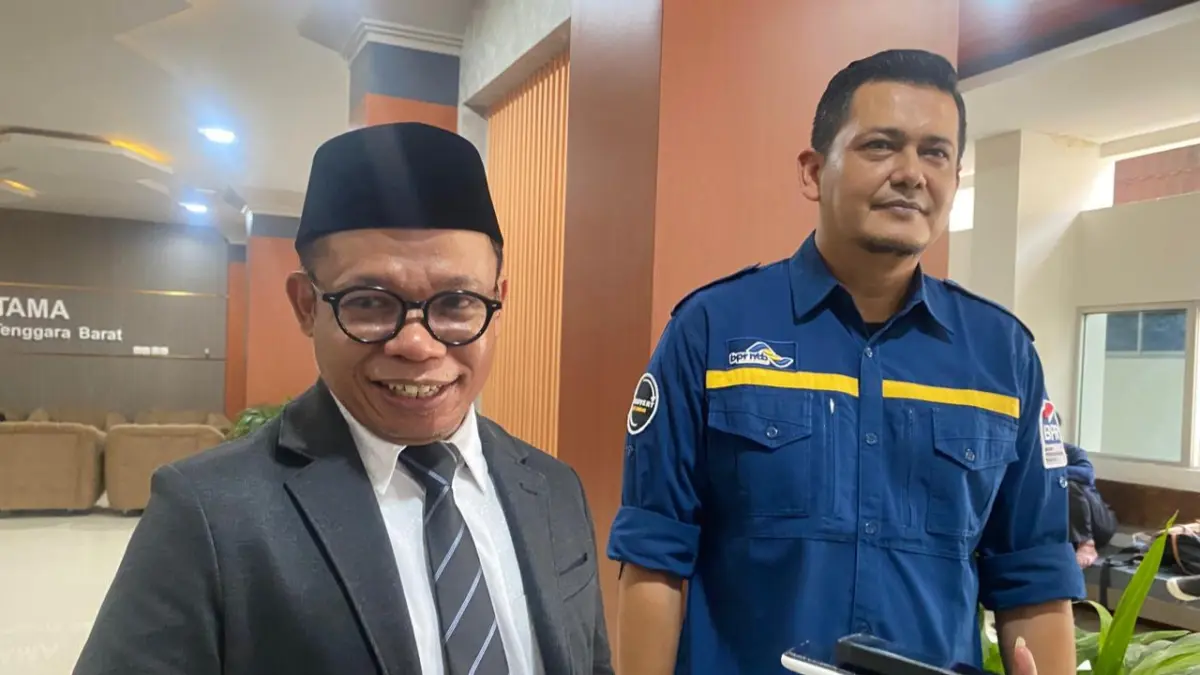 DUKUNG KONVERSI: Anggota Komisi III DPRD NTB Akhdiansyah bersama Direktur BPR NTB Syariah Faisal saat memberikan keterangan terkait pengesahan Perda Konversi BPR NTB ke Syariah. (Foto: Toni/Lombok Post)