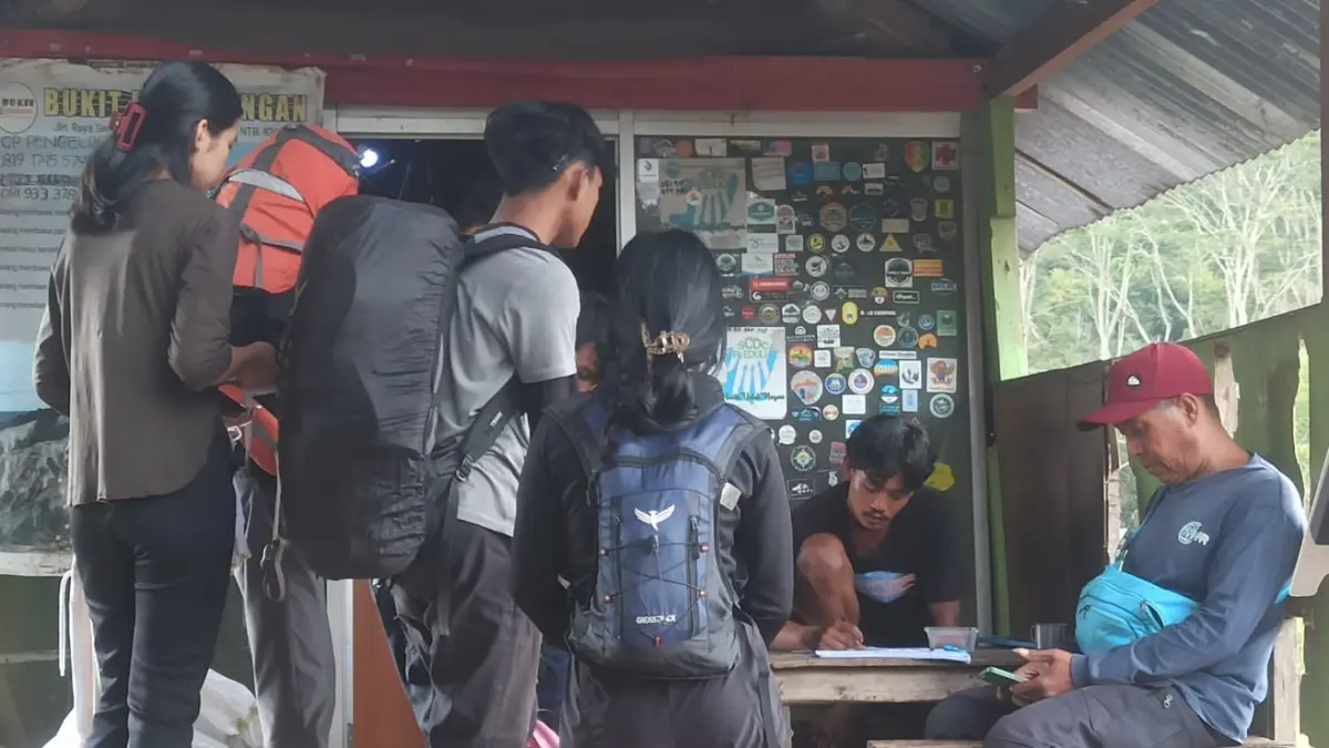 SAMPAH BERKURANG: Sejumlah calon pendaki di bukit Pergasingan saat melakukan pendaftaran dan pemeriksaan barang bawaan sebelum melakukan pendakian.