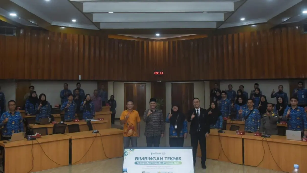 BIMTEK: Kepala Dinas Kominfotik NTB Ahsanul Khalik didampingi Kabid Statistik Dinas Kominfotik NTB Anugerah Fajar Fahrurazie dan peserta Bimtek Peningkatan Kapasitas Produsen Data yang digelar di Gedung Sangkareang, Kantor Gubernur NTB, Kamis (1/10).