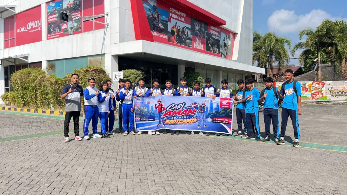 Foto bersama : Siswa dan guru SMKN 3 Mataram saat di kantor Astra Motor NTB