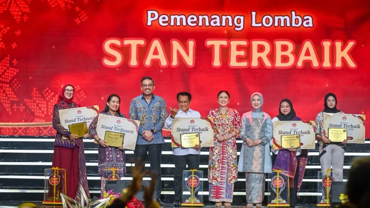 NTB MAKIN MENDUNIA: Ketua Dekranasda NTB Sinta Agathia (kiri) saat menerima penghargaan di ajang Kriyanusa 2026.