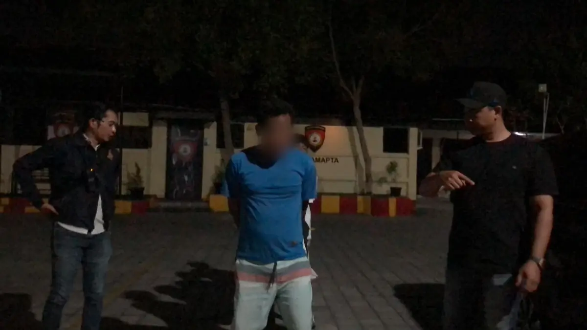 Para terduga pengedar sabu digiring ke Kantor Satresnarkoba Polresta Mataram usai ditangkap, Kamis (1/10) malam.