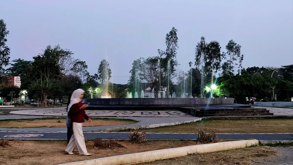 SEGERA DIPERCANTIK: Pengunjung melintasi area air mancur di Alun-Alun Tastura, Praya, Loteng, Rabu (30/9).