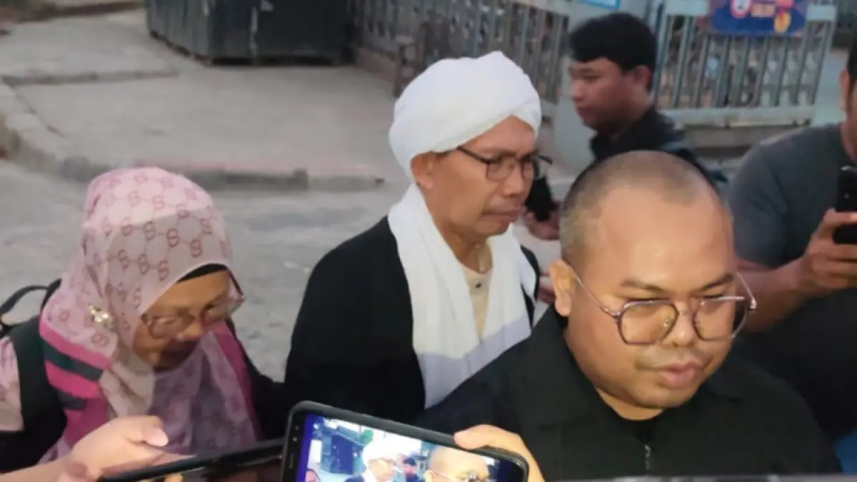 Terlapor kasus dugaan pelecehan seksual H Muhammad Imanuddin Sumar alias Abah AIS berjalan usai diperiksa polisi di Polresta Loteng, beberapa waktu lalu.