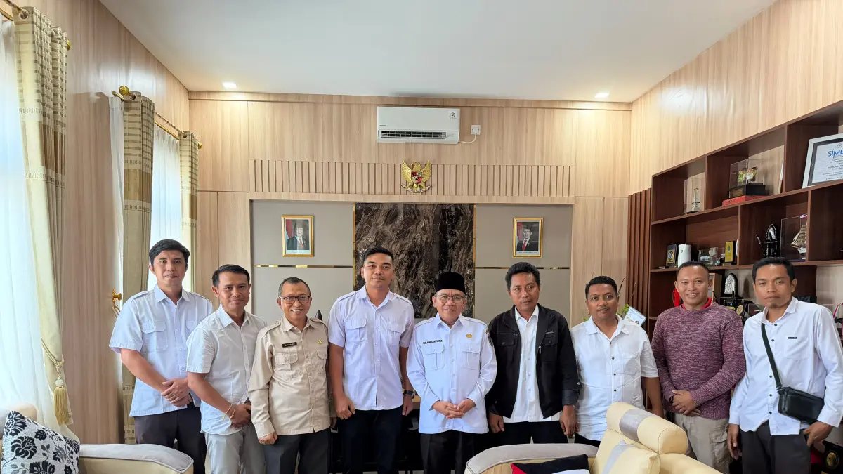 Forum PPPK Paro Waktu Lombok Utara saat bertemu dengan Bupati Najmul Akhyar (tengah).