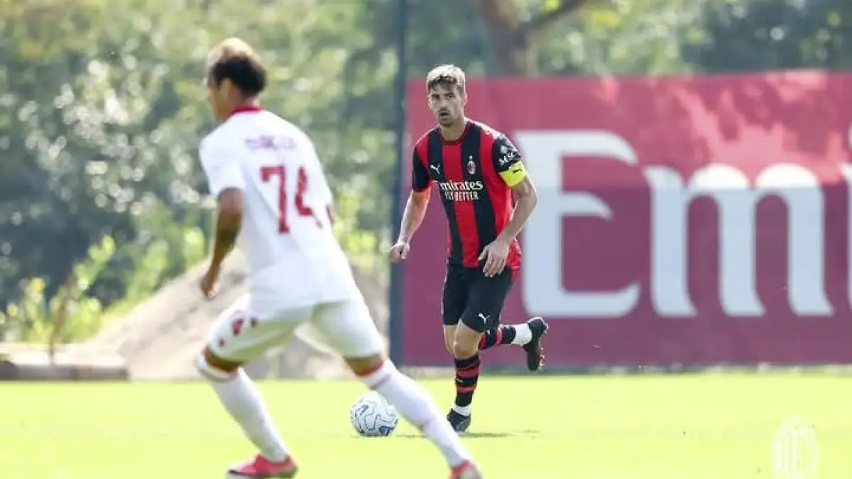 GIRING BOLA: Kapten AC Milan Matteo Gabbia dalam laga kontra Padova. (Ist/LombokPost)