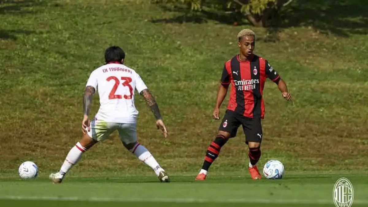 GIRING BOLA: Pemain AC Milan Omari Hutchison dalam laga kontra Padova. (Ist/LombokPost)