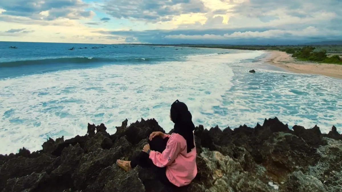 MEMUKAU: Penampakan hamparan pasir putih berpadu dengan laut jernih hijau kebiruan yang memukau di Pantai Leppu. (IST/LOMBOK POST)