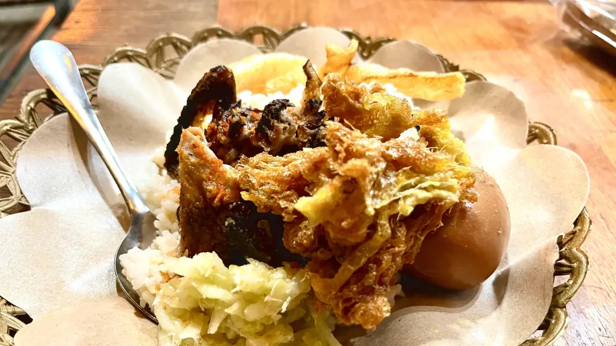 MENGGUGAH SELERA: Tampilan Nasi Selak Ibu Aminah porsi komplit yang menggugah selera. (FERIAL/LOMBOK POST)
