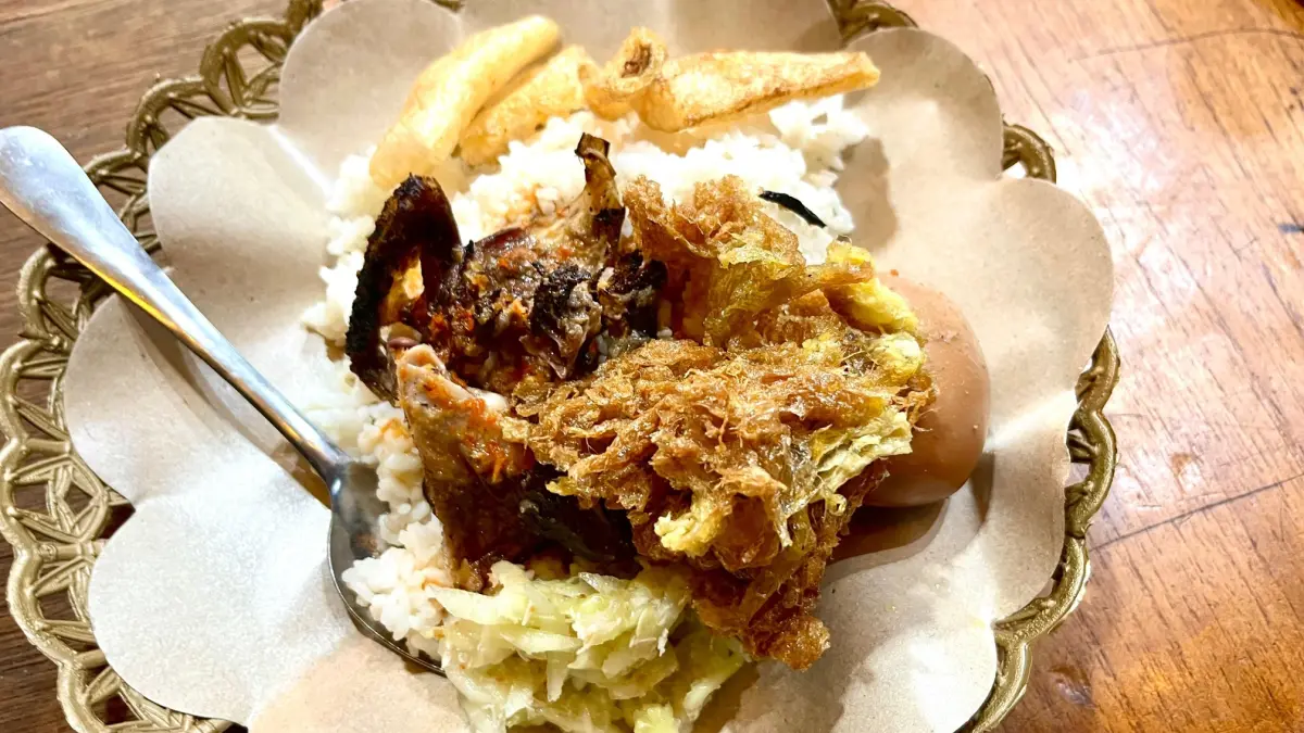 MENGGUGAH SELERA: Tampilan Nasi Selak Ibu Aminah porsi komplit yang menggugah selera. (FERIAL/LOMBOK POST)