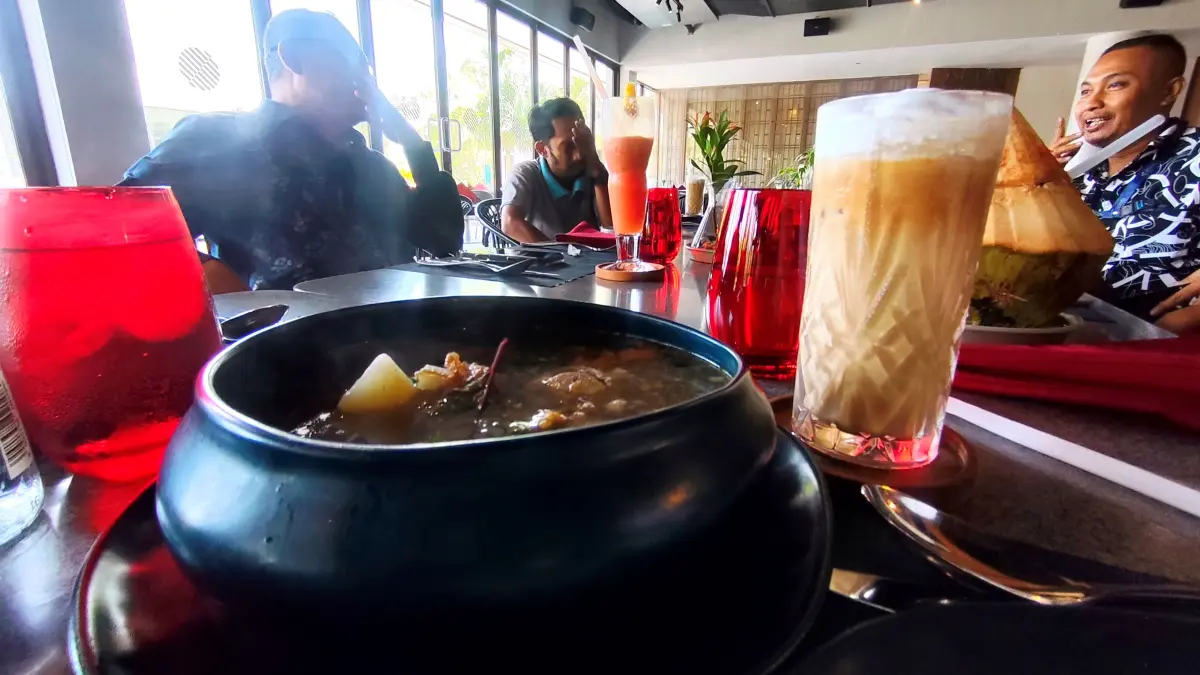 MENU ANDALAN: Kelezatan sup buntut gurih dan segelas kopi susu spesial hadir di Aer Restoran, Pullman Lombok Merujani Mandalika Beach Resort.