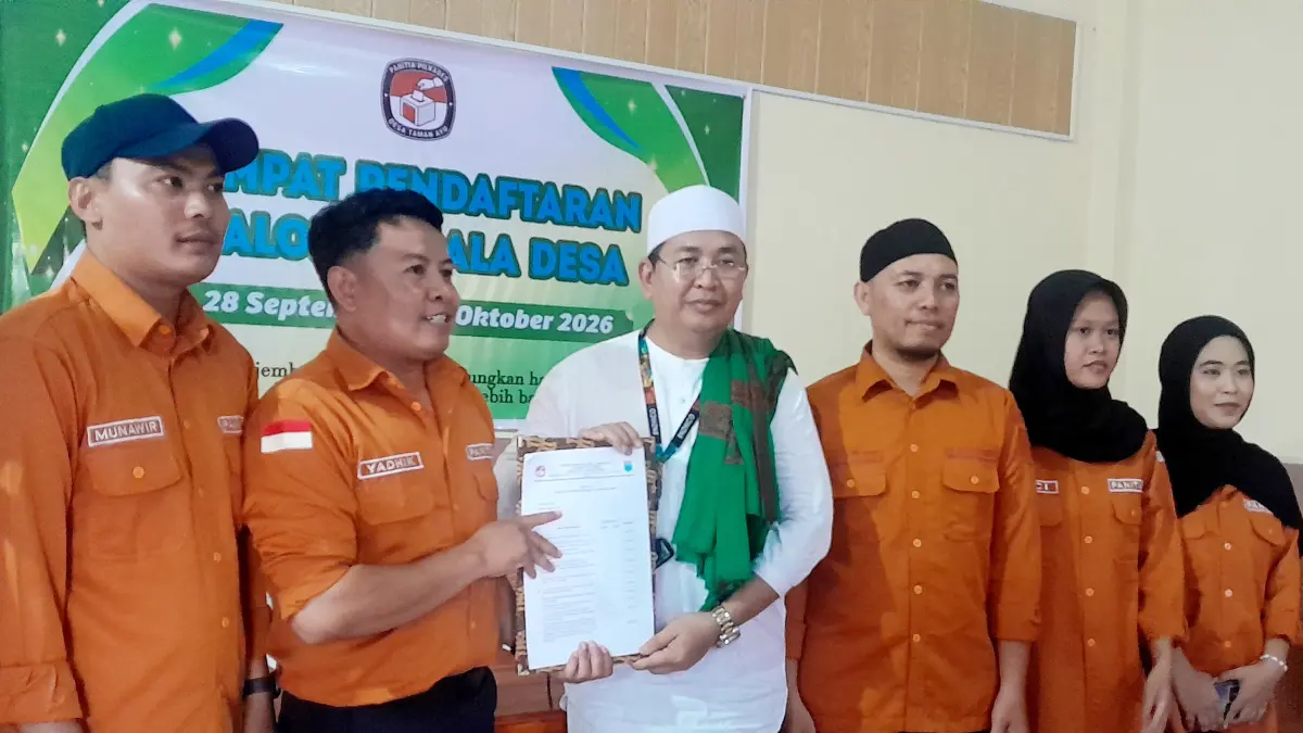 PENDAFTAR PERTAMA: H Suhaili mendaftar sebagai Calon Kepala Desa Taman Ayu, Jumat (2/10).