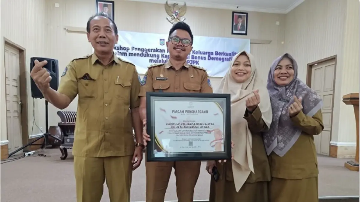 TERIMA PENGHARGAAN: Lurah Gerung Utara Riyanto Harjo Ilyas (pegang piagam) usai menerima penghargaan, beberapa hari lalu. (DOK DISKOMINFOTIK LOBAR)
