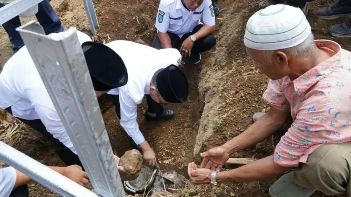 TUNGGU PJ KADES: Peletakan batu pertama Desa Persiapan Pancor Mas, Rabu (30/9)). 26 Desa Persiapan di KLU segera Diisi Pj Kades.