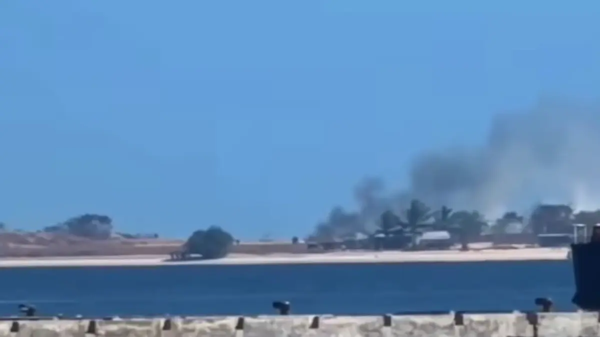 API MENJALAN: Situasi kebakaran di Pulau Kenawa, Sumbawa Barat. (Ist/LombokPost)