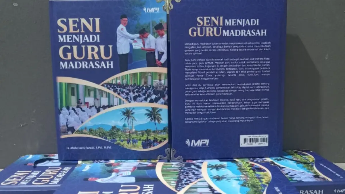 HASIL KARYA: Inilah karya buku milik Kepala MTsN 2 Lobar Abdul Azis Faradi. Buku ini menceritakan pengalamannya mengajar selama 27 tahun.