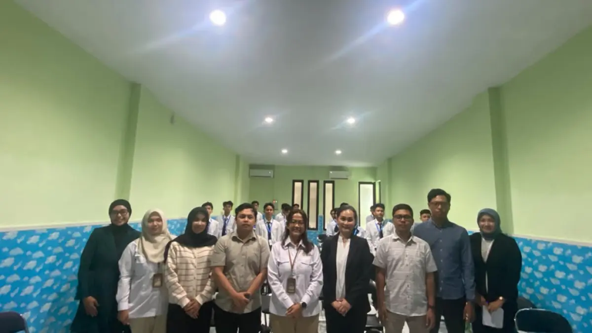 PELATIHAN: Direktur LPKN Tranining Center Mataram Naktika Sari Dewi (empat dari kanan/depan), Ketua Tim Kelembagaan dan Pemasyarakatan Program BP3MI NTB Made Setyaningrum (lima dari kanan/depan) foto bersama peserta pelatihan SMK Go Global dan pihak P3MI di Tempat Uji Kompetensi Perhotelan dan Kapal Pesiar (PKPI) LPKN Traniming Center Praya, Senin (5/10).