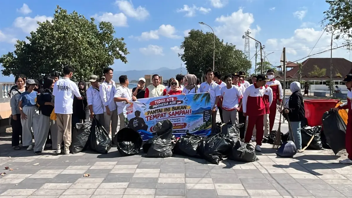 Aksi bersih pantai Boom di Eks Pelabuhan Ampenan oleh DPC Gerindra Kota Mataram dan Tidar NTB.