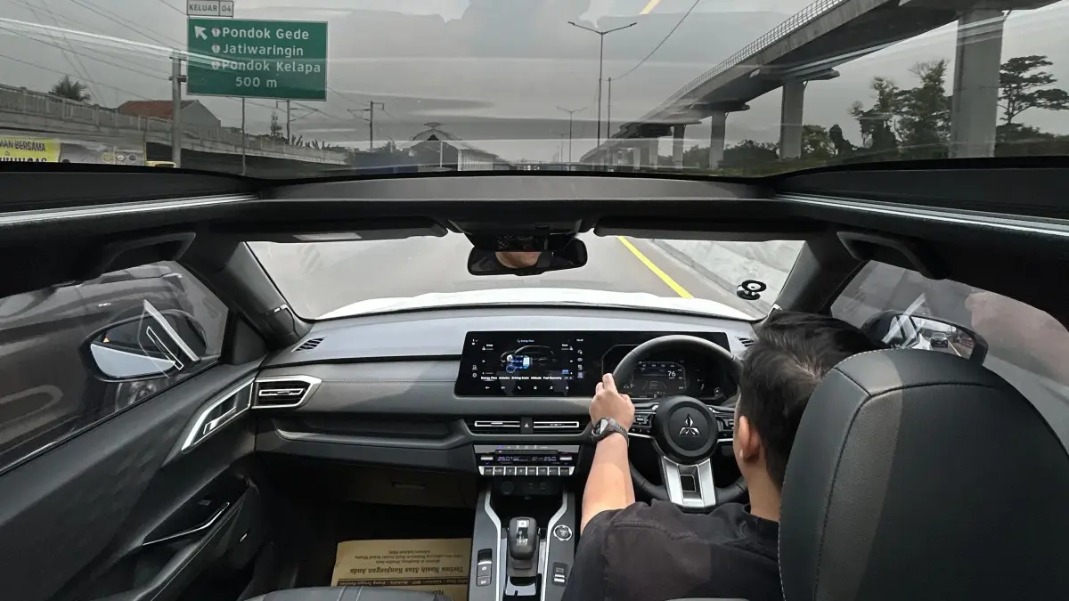 FITUR MENARIK: Frameless panoramic roof New Xforce yang bikin kabin terasa lebih lapang. (IST/LOMBOK POST)