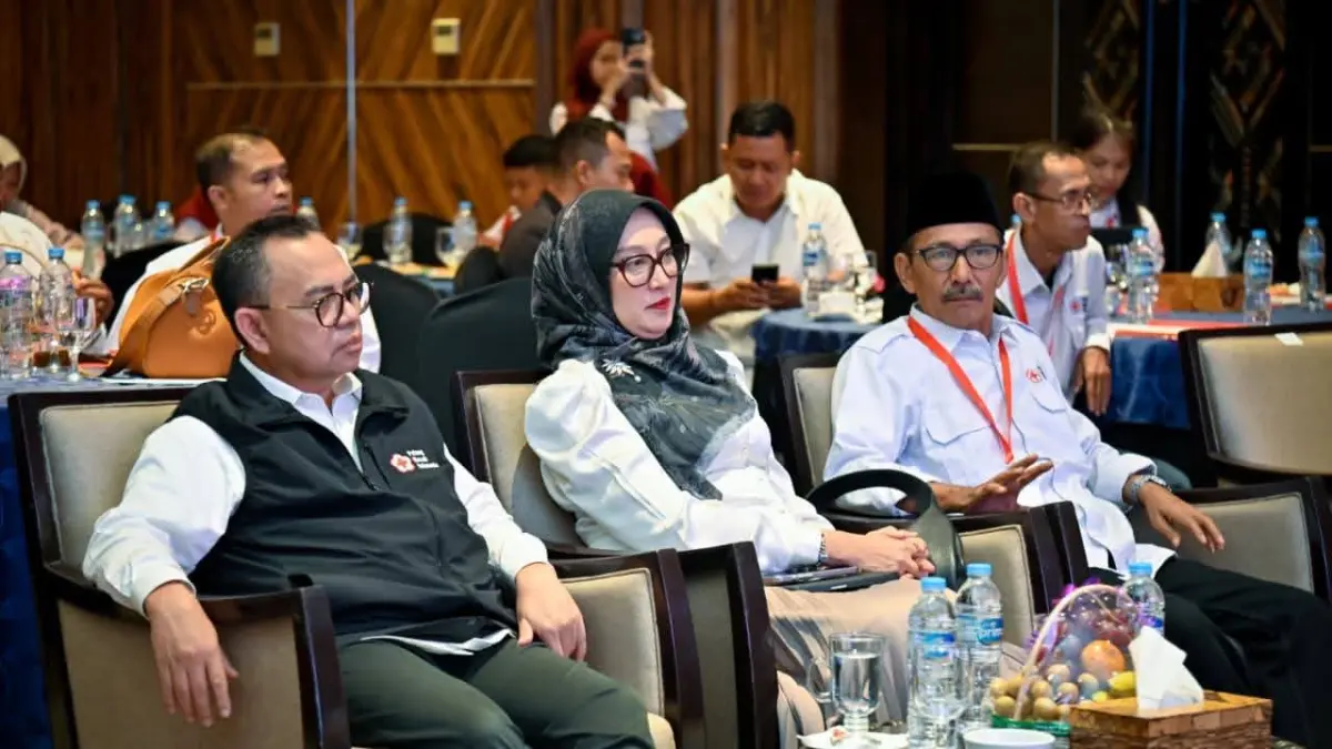 TERPILIH SECARA AKLAMASI: Sinta M. Iqbal (tengah) bersama Ketua Bidang Organisasi Pengurus Pusat PMI Sudirman Said (kiri). Sinta terpilih secara aklamasi sebagai Ketua PMI Provinsi NTB periode 2026-2031 dalam Musprov XII PMI NTB di Lombok Astoria Mataram, Sabtu (3/10).